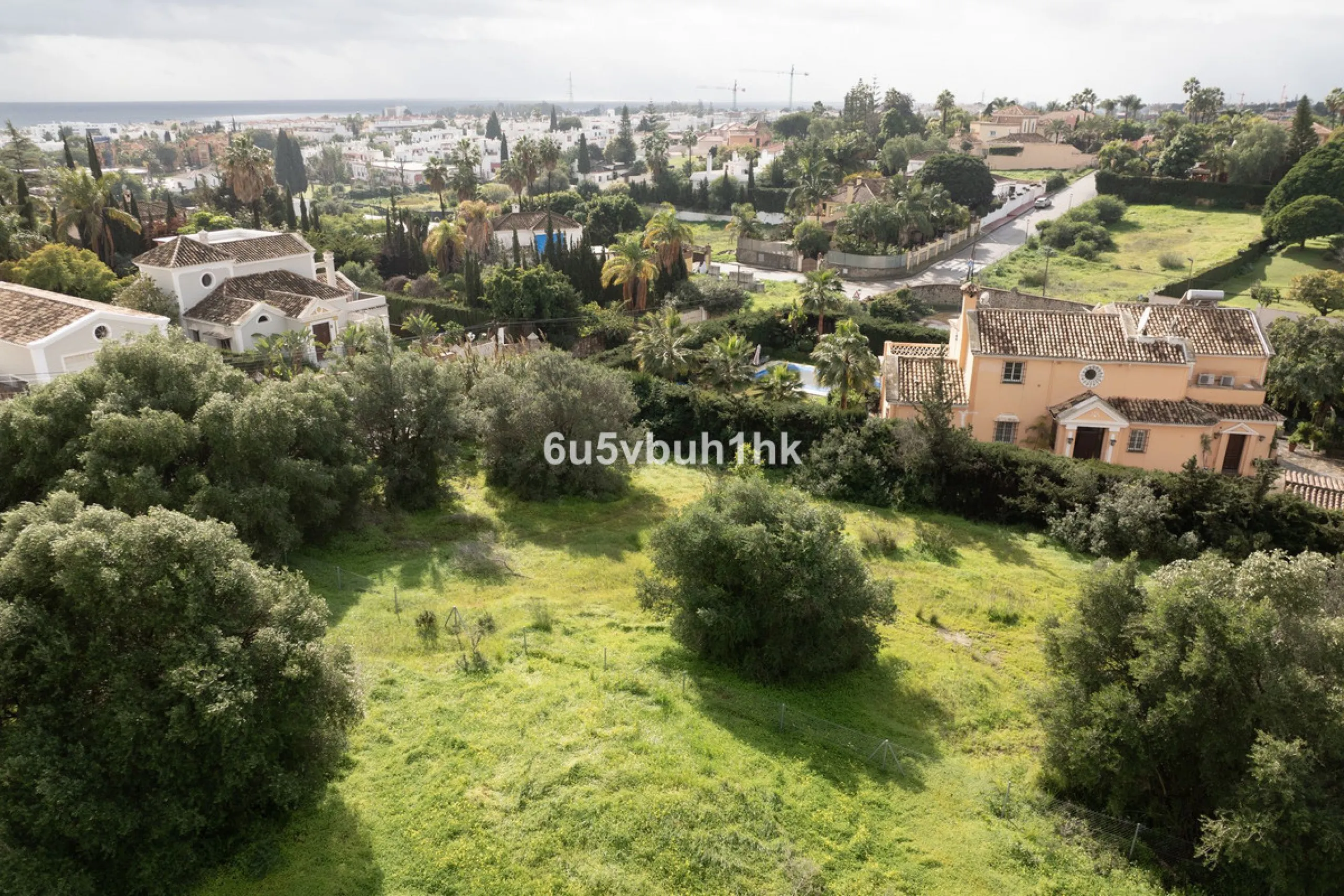 This 1,230 m² plot is located in Bel Air, one of the most sought-after residential areas in East Estepona, ideal for building a bespoke detached villa on the Costa del Sol.