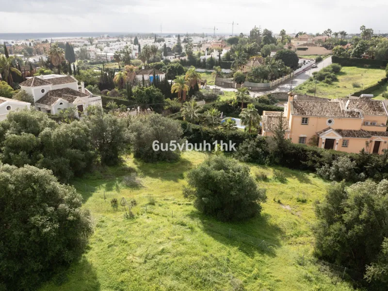 This 1,230 m² plot is located in Bel Air, one of the most sought-after residential areas in East Estepona, ideal for building a bespoke detached villa on the Costa del Sol.