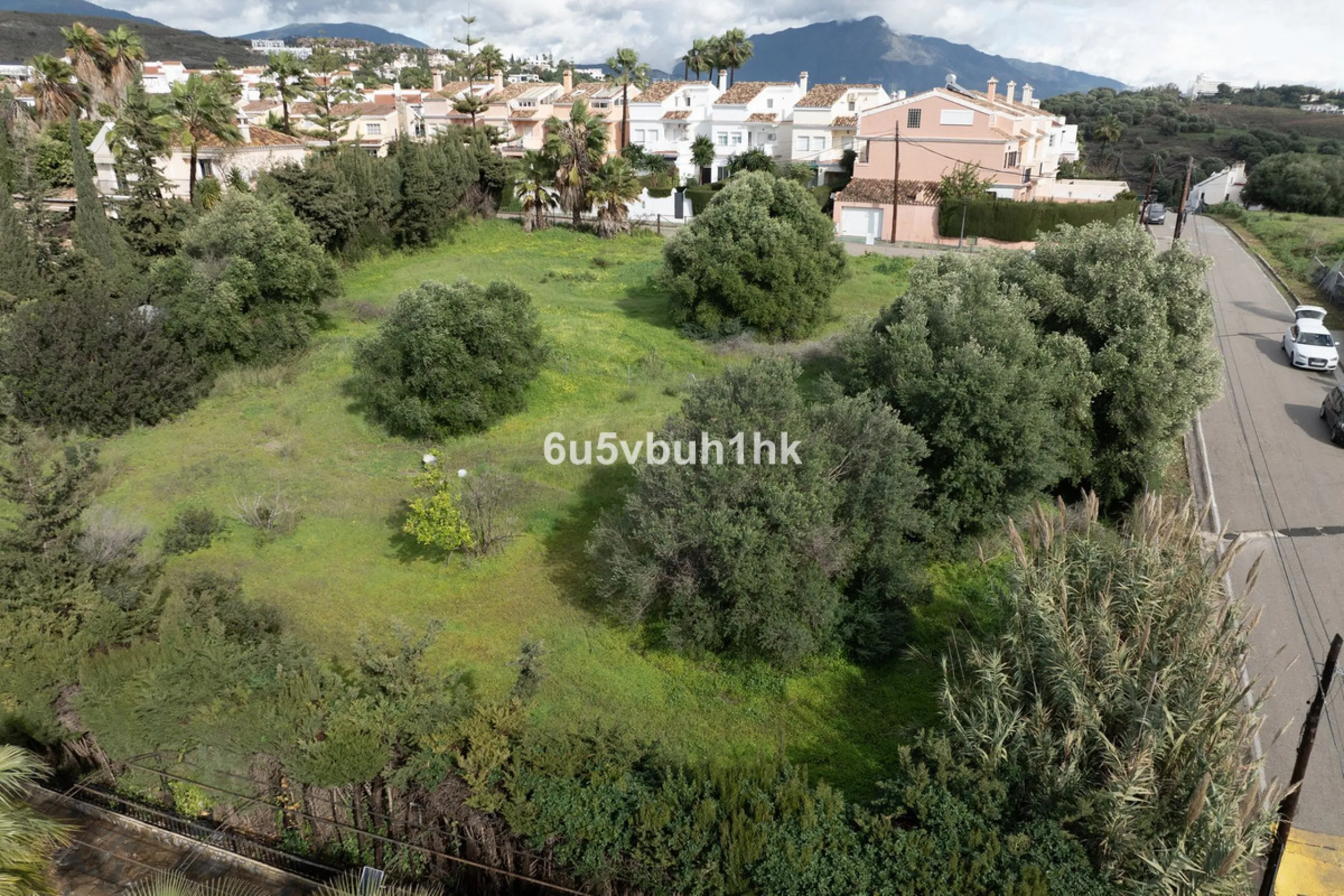This 1,230 m² plot is located in Bel Air, one of the most sought-after residential areas in East Estepona, ideal for building a bespoke detached villa on the Costa del Sol.