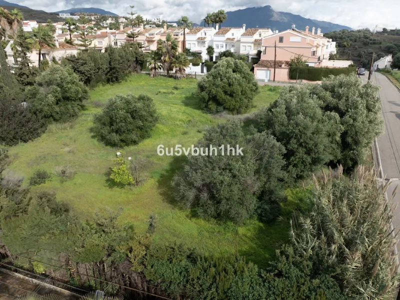 This 1,230 m² plot is located in Bel Air, one of the most sought-after residential areas in East Estepona, ideal for building a bespoke detached villa on the Costa del Sol.