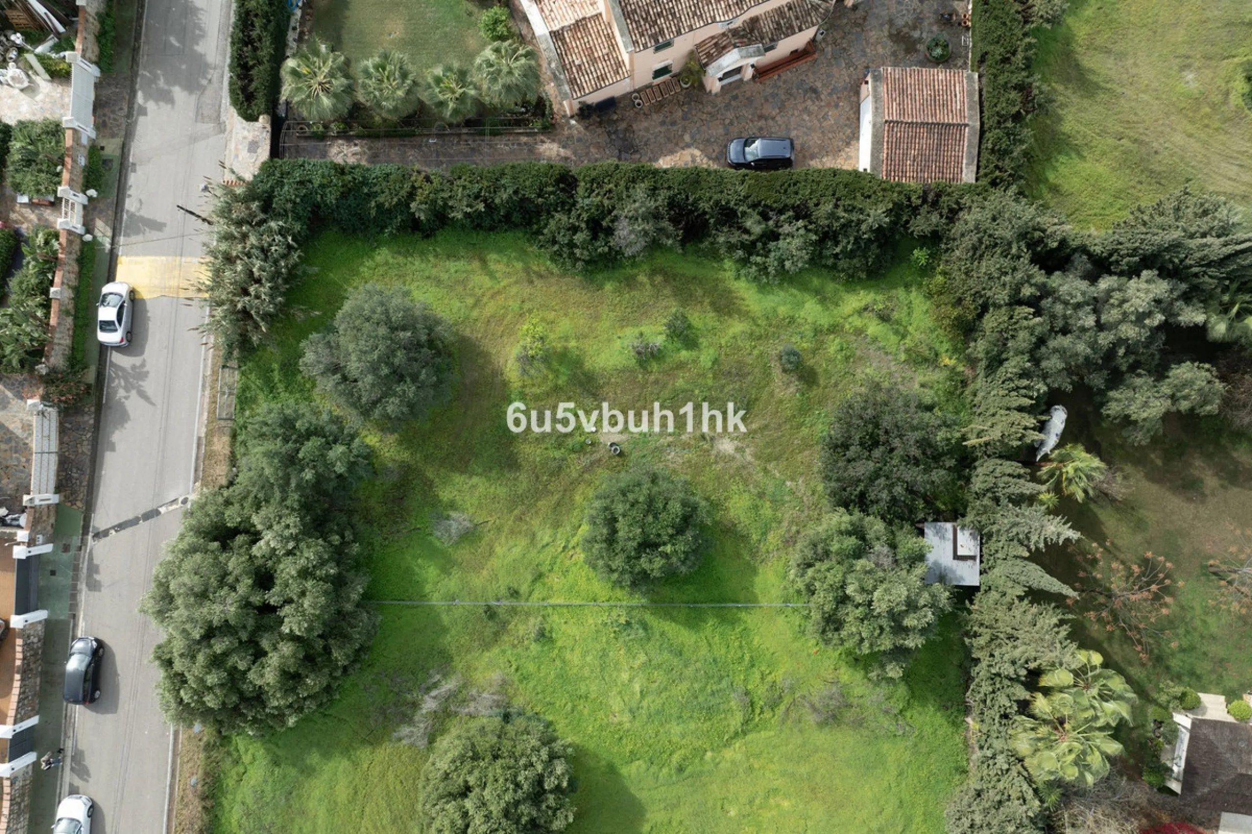 This 1,230 m² plot is located in Bel Air, one of the most sought-after residential areas in East Estepona, ideal for building a bespoke detached villa on the Costa del Sol.