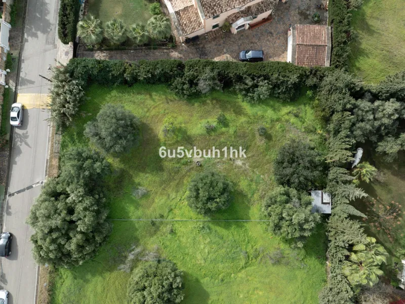This 1,230 m² plot is located in Bel Air, one of the most sought-after residential areas in East Estepona, ideal for building a bespoke detached villa on the Costa del Sol.