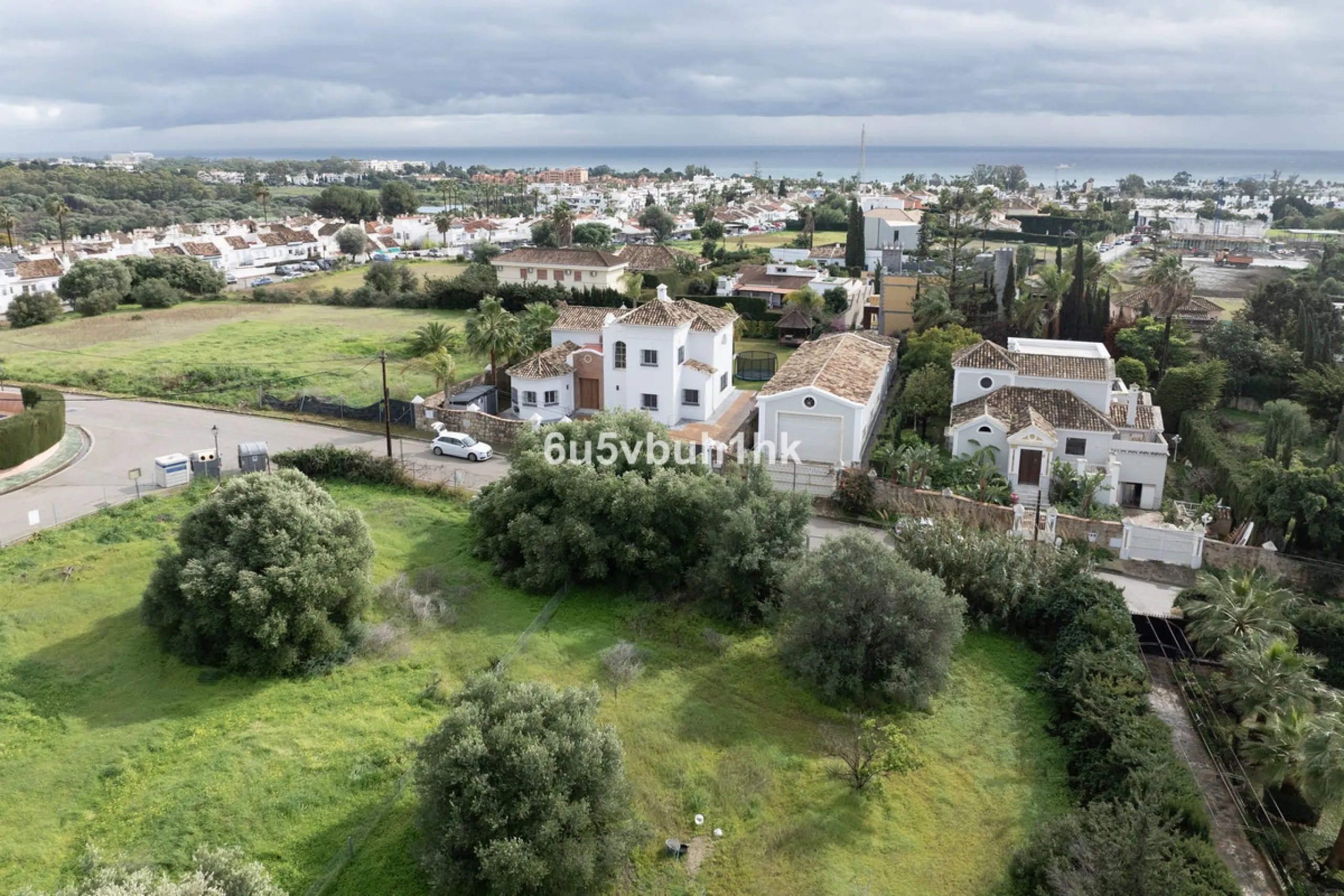This 1,230 m² plot is located in Bel Air, one of the most sought-after residential areas in East Estepona, ideal for building a bespoke detached villa on the Costa del Sol.