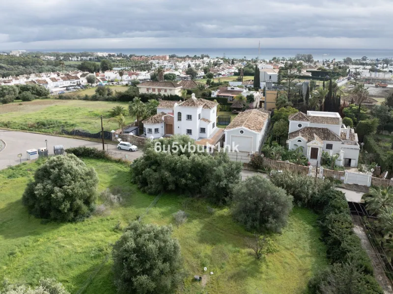 This 1,230 m² plot is located in Bel Air, one of the most sought-after residential areas in East Estepona, ideal for building a bespoke detached villa on the Costa del Sol.