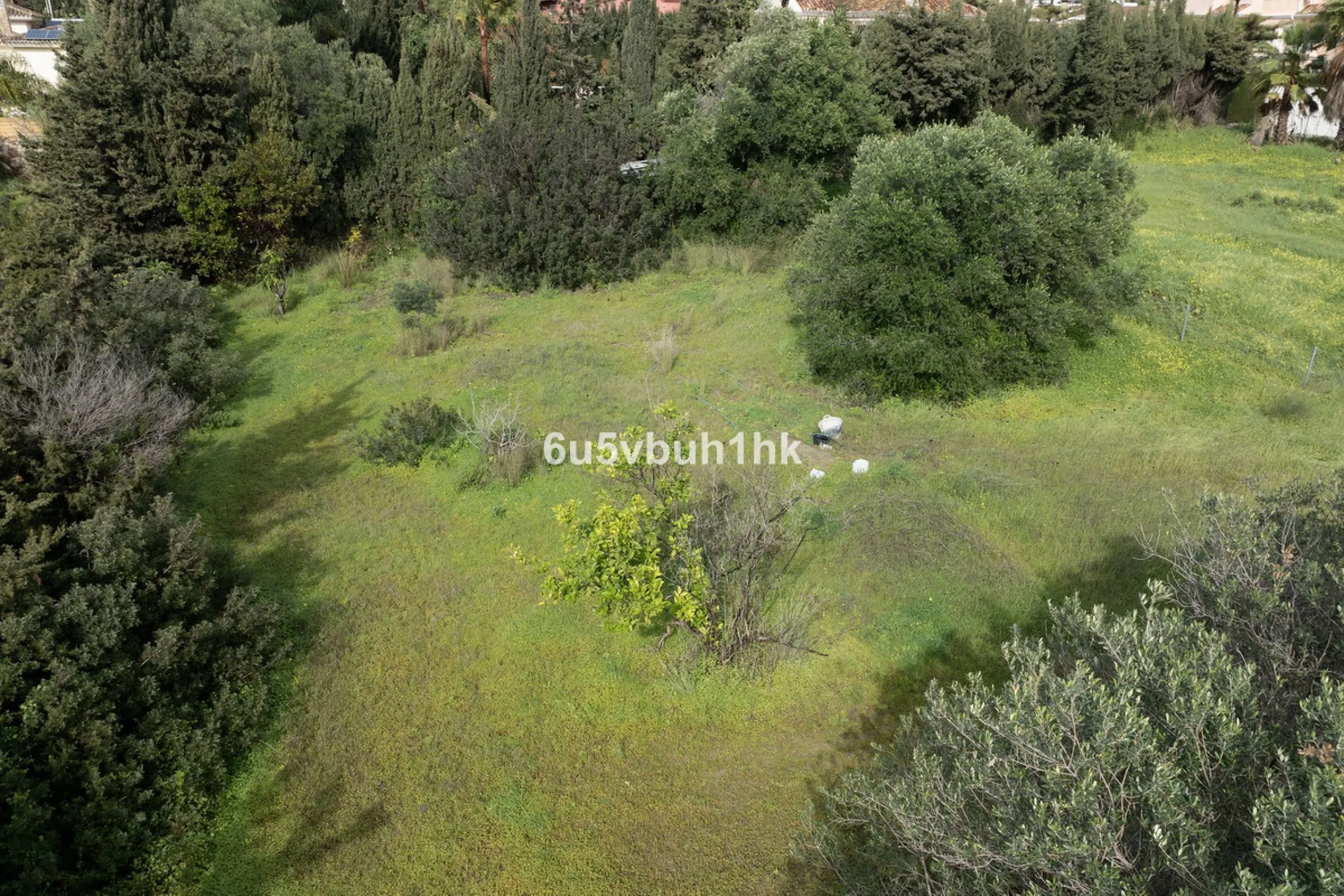 This 1,230 m² plot is located in Bel Air, one of the most sought-after residential areas in East Estepona, ideal for building a bespoke detached villa on the Costa del Sol.