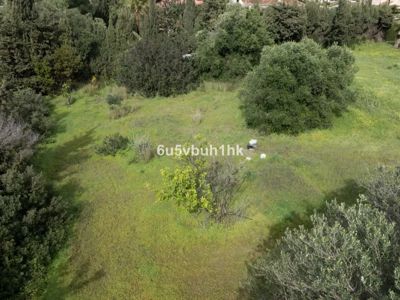 This 1,230 m² plot is located in Bel Air, one of the most sought-after residential areas in East Estepona, ideal for building a bespoke detached villa on the Costa del Sol.