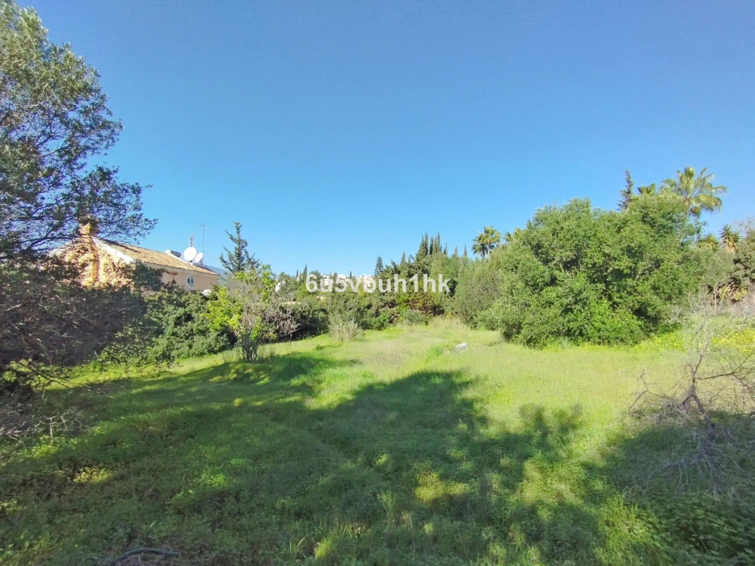 This 1,230 m² plot is located in Bel Air, one of the most sought-after residential areas in East Estepona, ideal for building a bespoke detached villa on the Costa del Sol.