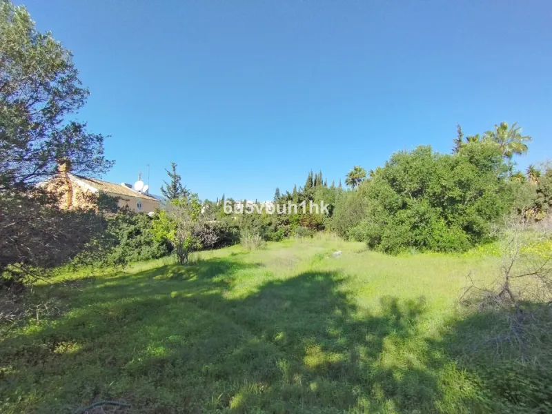 This 1,230 m² plot is located in Bel Air, one of the most sought-after residential areas in East Estepona, ideal for building a bespoke detached villa on the Costa del Sol.