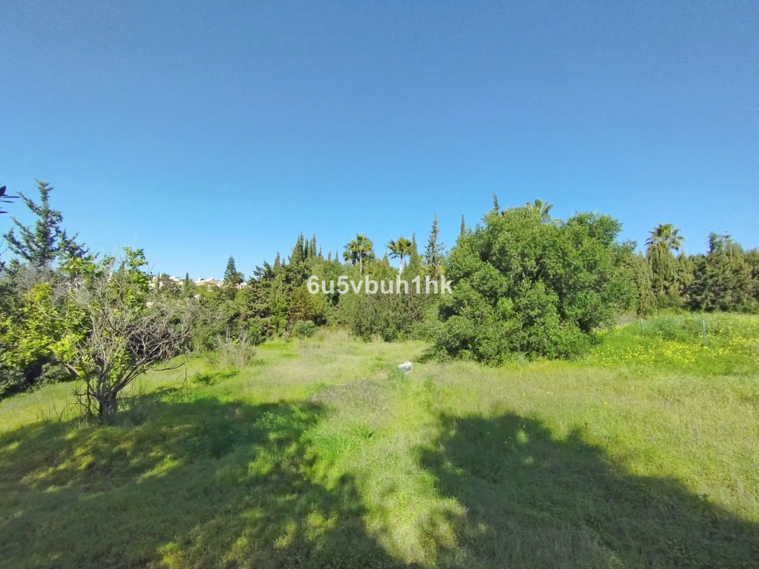 This 1,230 m² plot is located in Bel Air, one of the most sought-after residential areas in East Estepona, ideal for building a bespoke detached villa on the Costa del Sol.