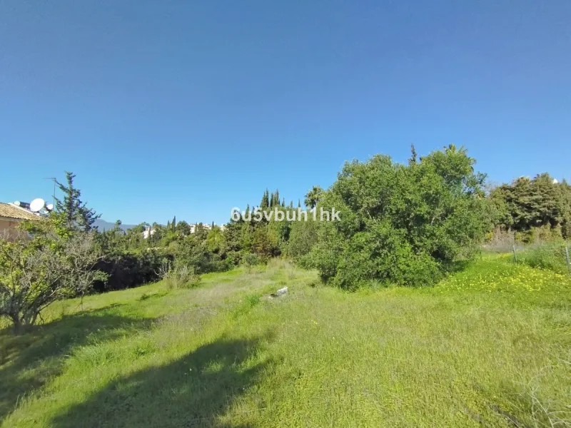 This 1,230 m² plot is located in Bel Air, one of the most sought-after residential areas in East Estepona, ideal for building a bespoke detached villa on the Costa del Sol.