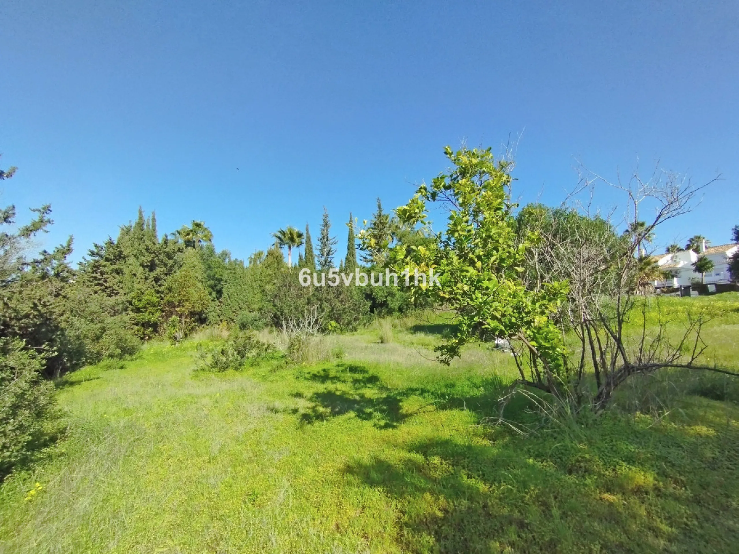 This 1,230 m² plot is located in Bel Air, one of the most sought-after residential areas in East Estepona, ideal for building a bespoke detached villa on the Costa del Sol.