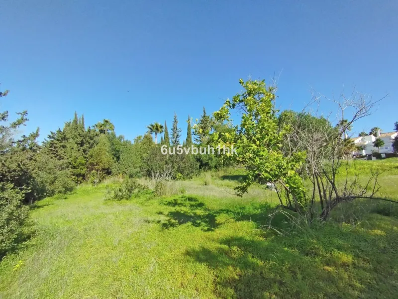 This 1,230 m² plot is located in Bel Air, one of the most sought-after residential areas in East Estepona, ideal for building a bespoke detached villa on the Costa del Sol.