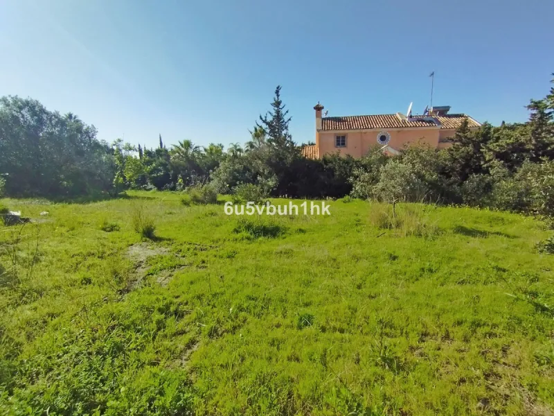 This 1,230 m² plot is located in Bel Air, one of the most sought-after residential areas in East Estepona, ideal for building a bespoke detached villa on the Costa del Sol.