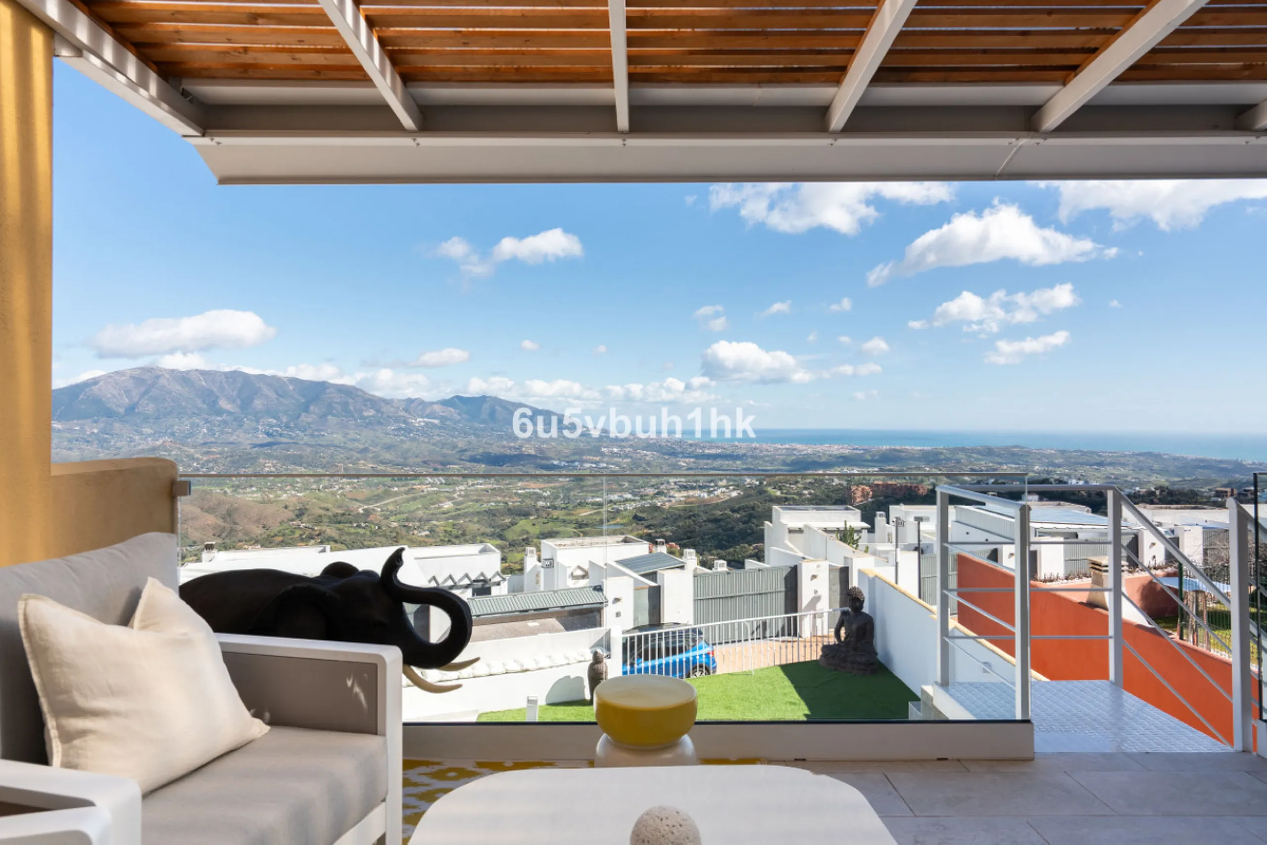 House - Townhouse в продаже в Marbella, Málaga. В доме 4 спален и 2 ванных комнат. Площадь дома 323 м². Площадь участка 282 м²