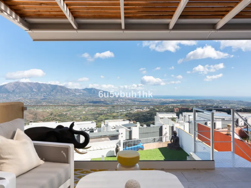 House - Townhouse в продаже в Marbella, Málaga. В доме 4 спален и 2 ванных комнат. Площадь дома 323 м². Площадь участка 282 м²