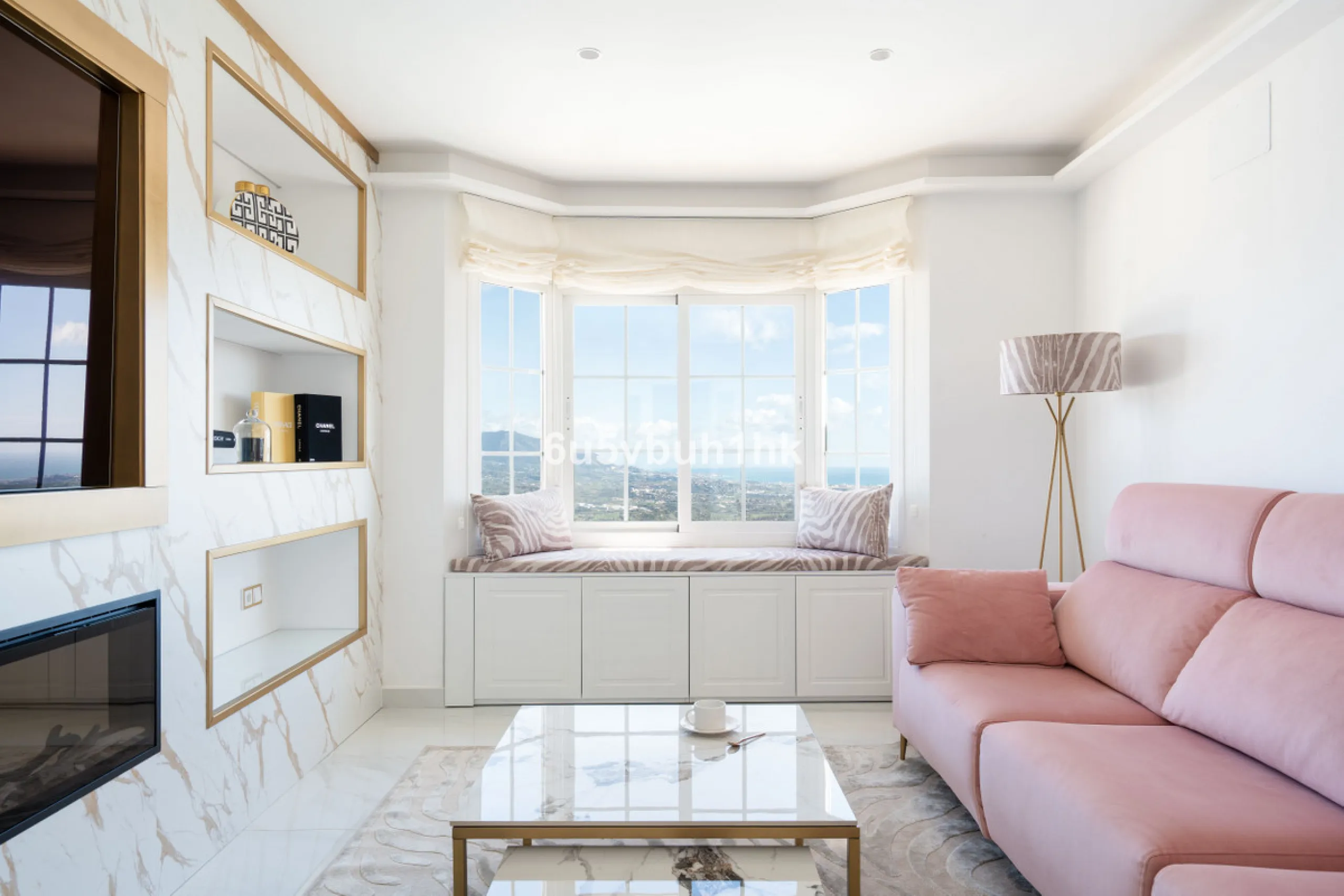 House - Townhouse в продаже в Marbella, Málaga. В доме 4 спален и 2 ванных комнат. Площадь дома 323 м². Площадь участка 282 м²