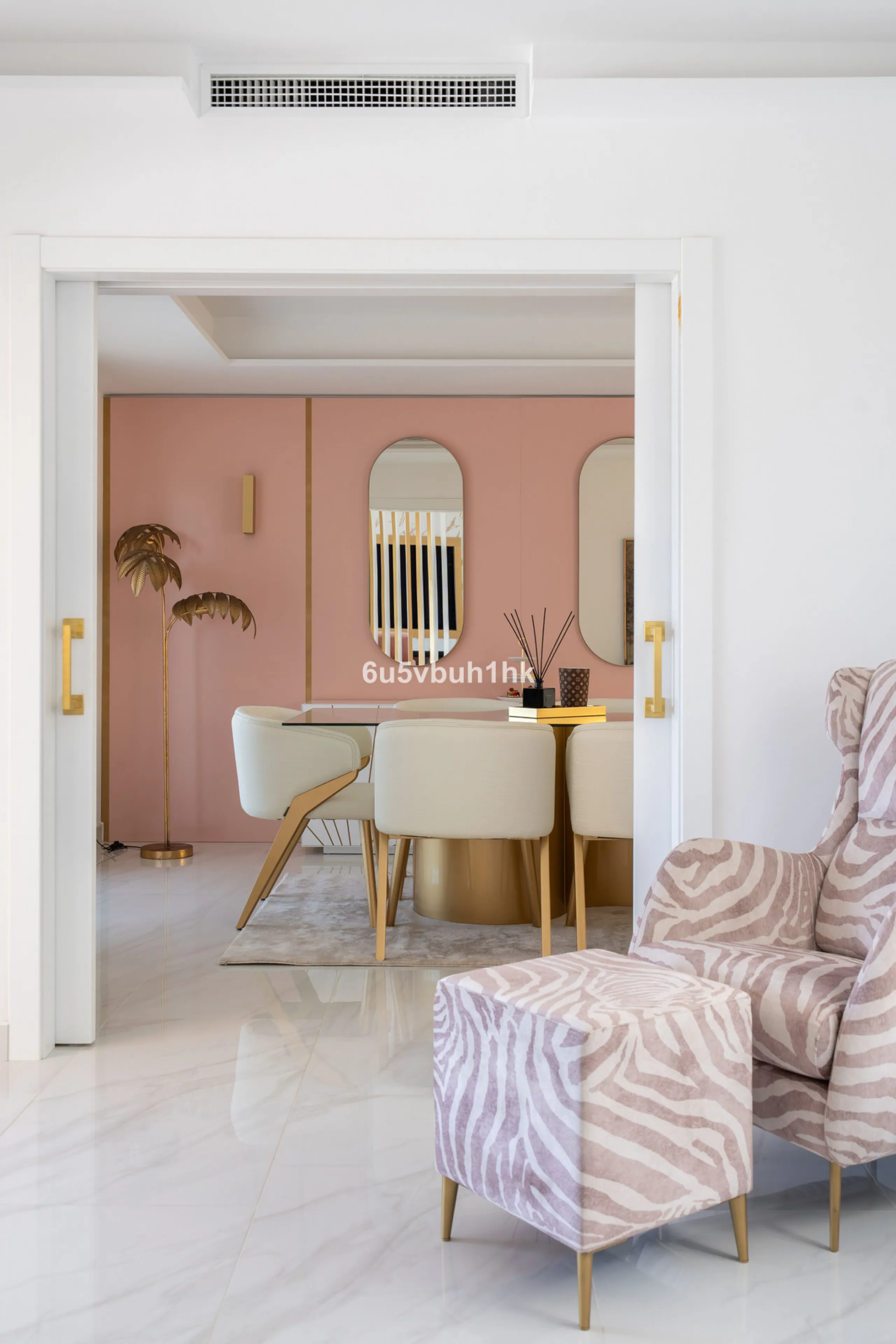 House - Townhouse в продаже в Marbella, Málaga. В доме 4 спален и 2 ванных комнат. Площадь дома 323 м². Площадь участка 282 м²