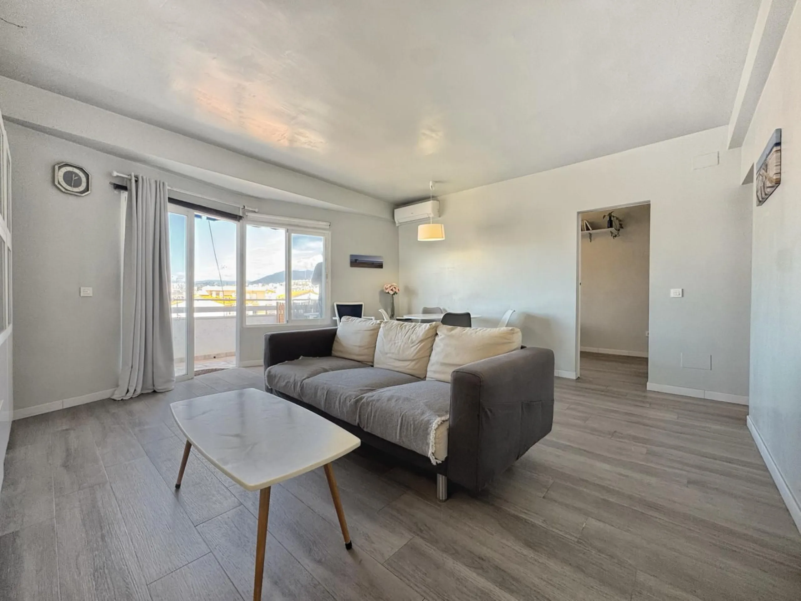 Discover this magnificent apartment in Marbella, located in a privileged area where you will have everything you need within reach: bars, restaurants, leisure areas, shops, and all essential services for a comfortable and dynamic lifestyle. In addition, i