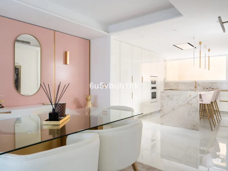House - Townhouse в продаже в Marbella, Málaga. В доме 4 спален и 2 ванных комнат. Площадь дома 323 м². Площадь участка 282 м²