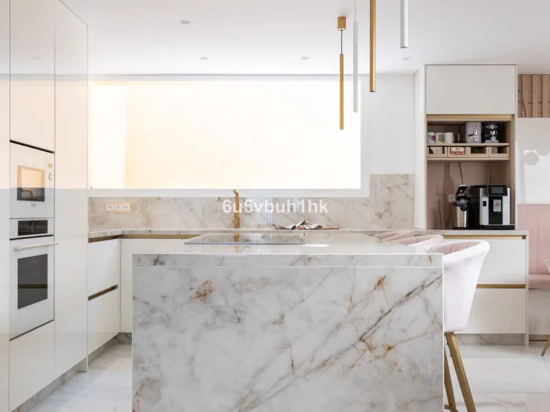 House - Townhouse в продаже в Marbella, Málaga. В доме 4 спален и 2 ванных комнат. Площадь дома 323 м². Площадь участка 282 м²