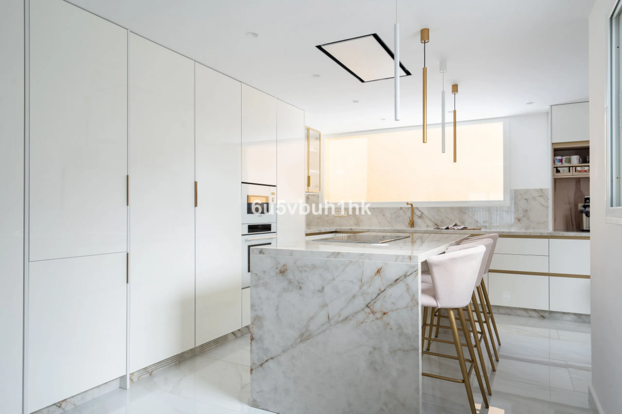 House - Townhouse в продаже в Marbella, Málaga. В доме 4 спален и 2 ванных комнат. Площадь дома 323 м². Площадь участка 282 м²