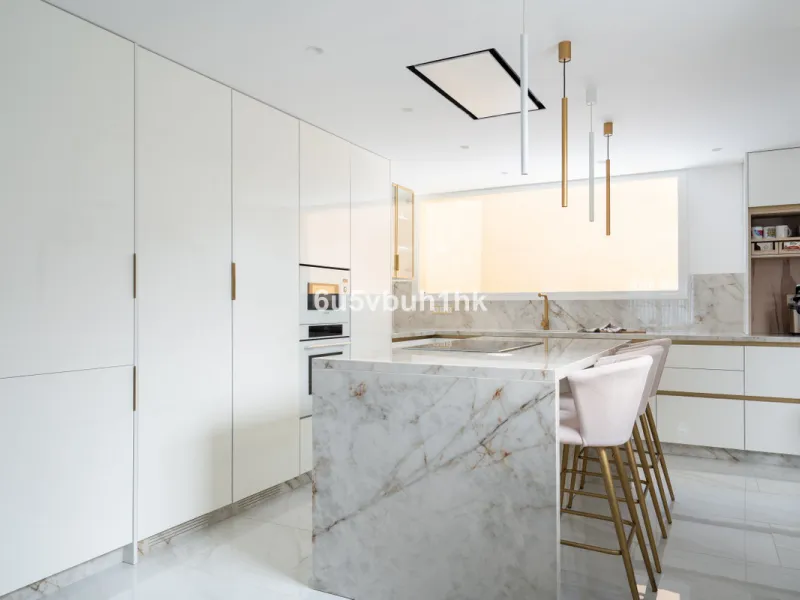 House - Townhouse в продаже в Marbella, Málaga. В доме 4 спален и 2 ванных комнат. Площадь дома 323 м². Площадь участка 282 м²