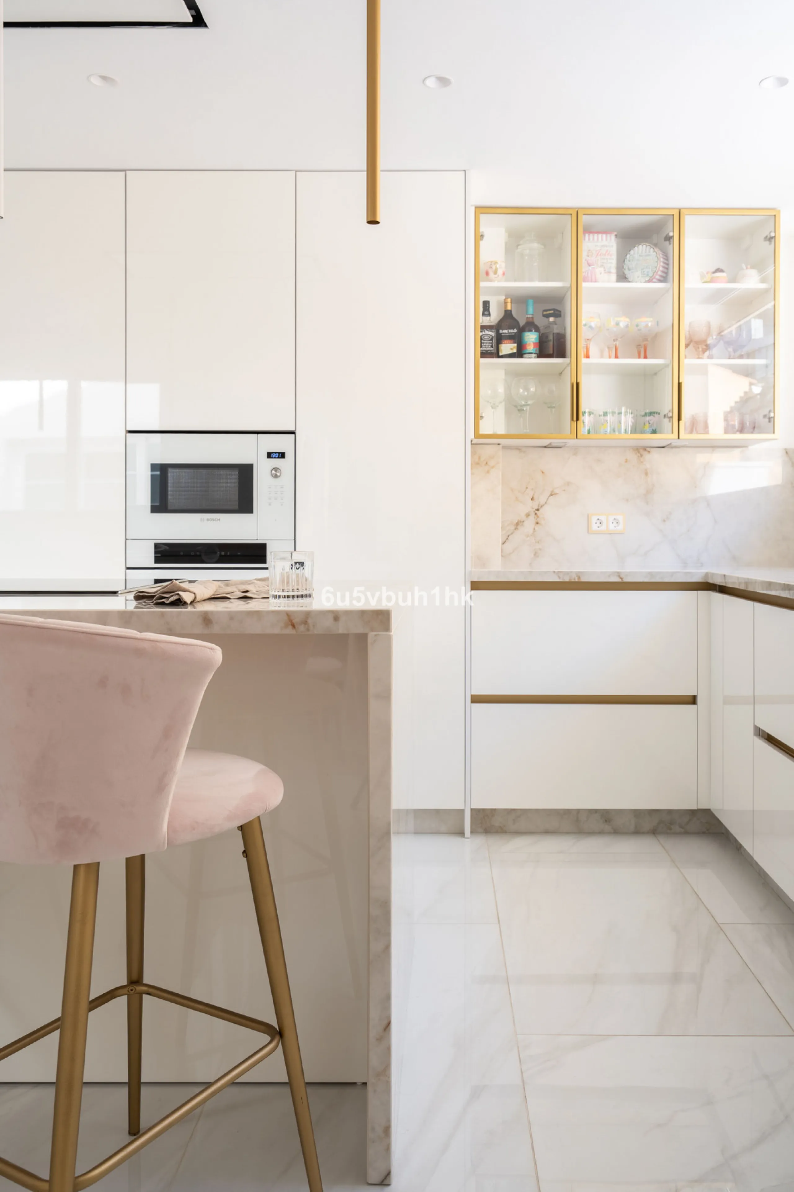 House - Townhouse в продаже в Marbella, Málaga. В доме 4 спален и 2 ванных комнат. Площадь дома 323 м². Площадь участка 282 м²