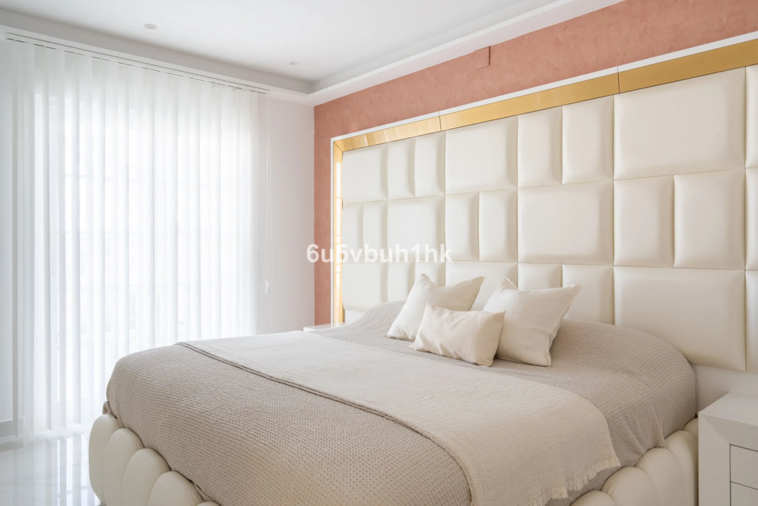 House - Townhouse в продаже в Marbella, Málaga. В доме 4 спален и 2 ванных комнат. Площадь дома 323 м². Площадь участка 282 м²