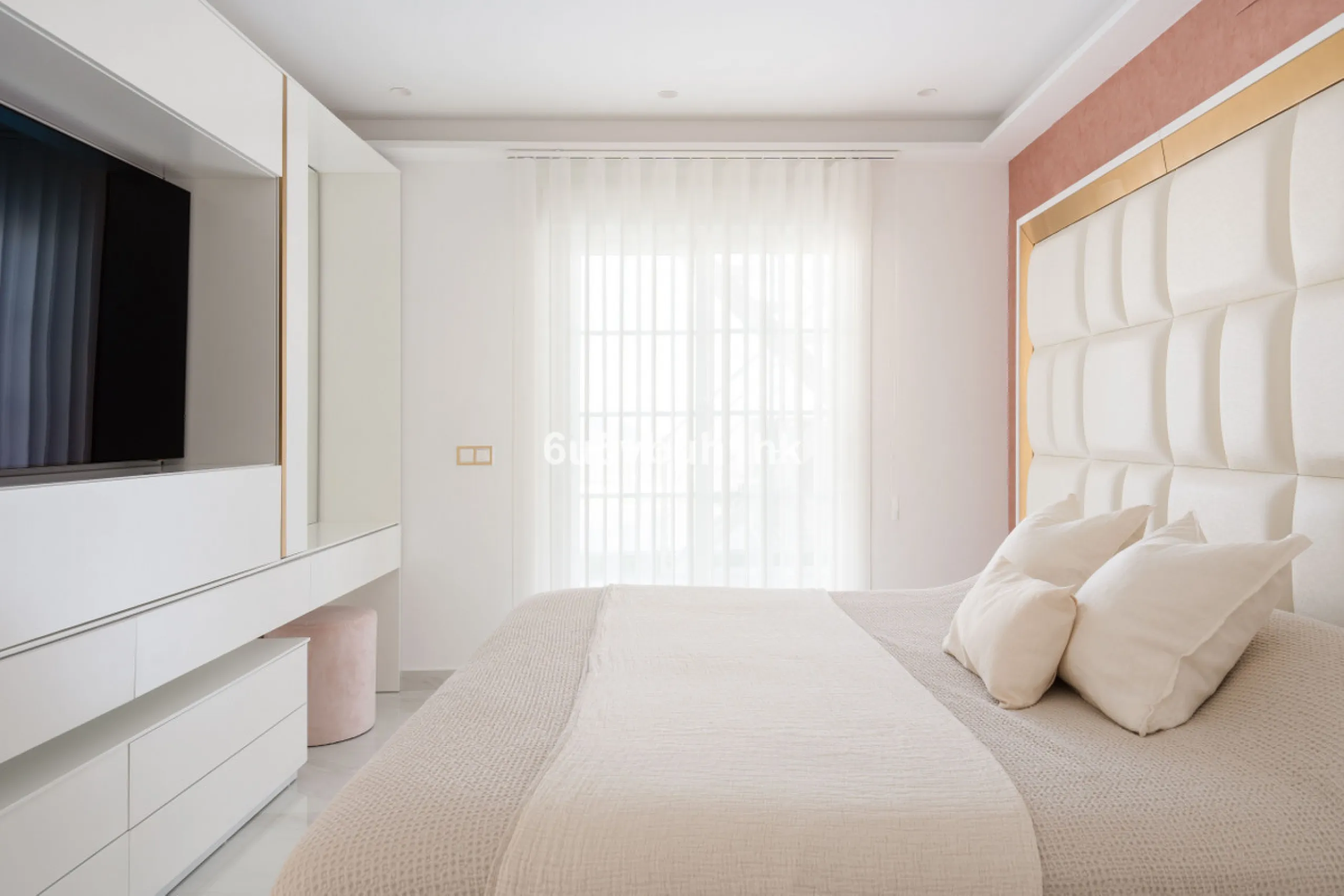 House - Townhouse в продаже в Marbella, Málaga. В доме 4 спален и 2 ванных комнат. Площадь дома 323 м². Площадь участка 282 м²