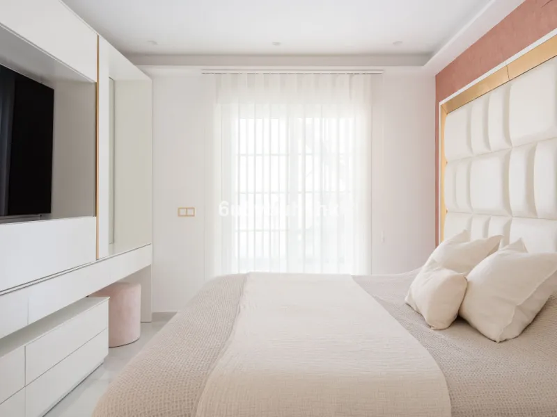 House - Townhouse в продаже в Marbella, Málaga. В доме 4 спален и 2 ванных комнат. Площадь дома 323 м². Площадь участка 282 м²