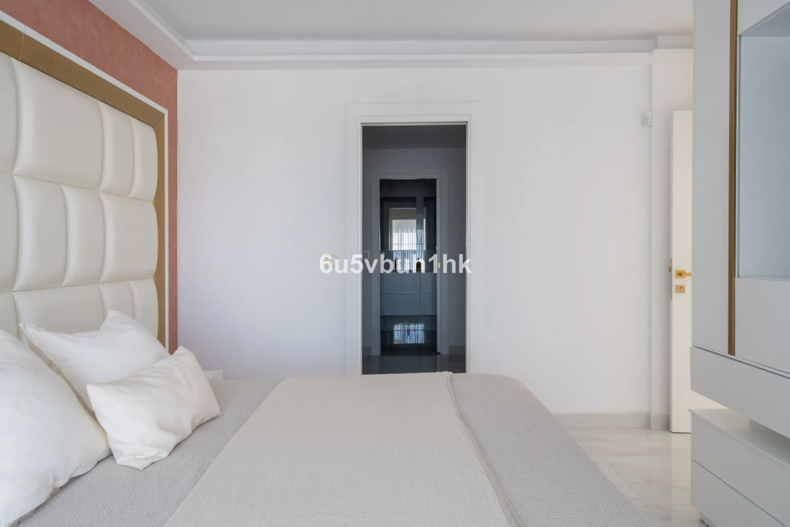 House - Townhouse в продаже в Marbella, Málaga. В доме 4 спален и 2 ванных комнат. Площадь дома 323 м². Площадь участка 282 м²