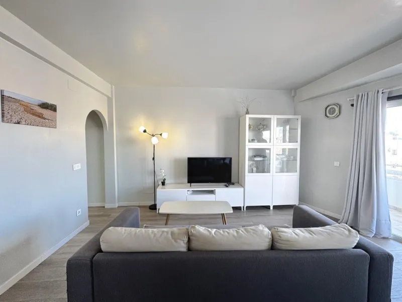 Discover this magnificent apartment in Marbella, located in a privileged area where you will have everything you need within reach: bars, restaurants, leisure areas, shops, and all essential services for a comfortable and dynamic lifestyle. In addition, i