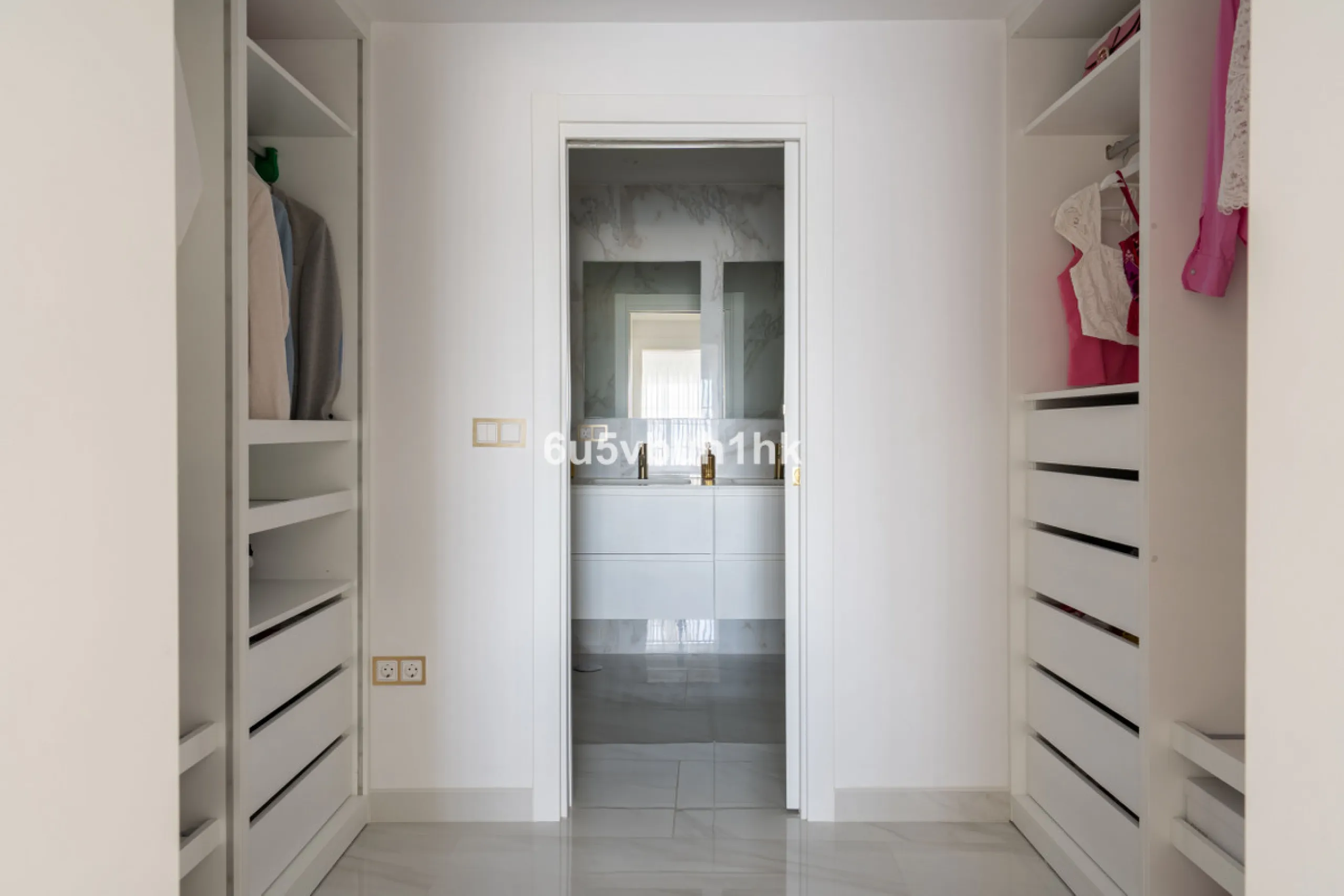 House - Townhouse в продаже в Marbella, Málaga. В доме 4 спален и 2 ванных комнат. Площадь дома 323 м². Площадь участка 282 м²