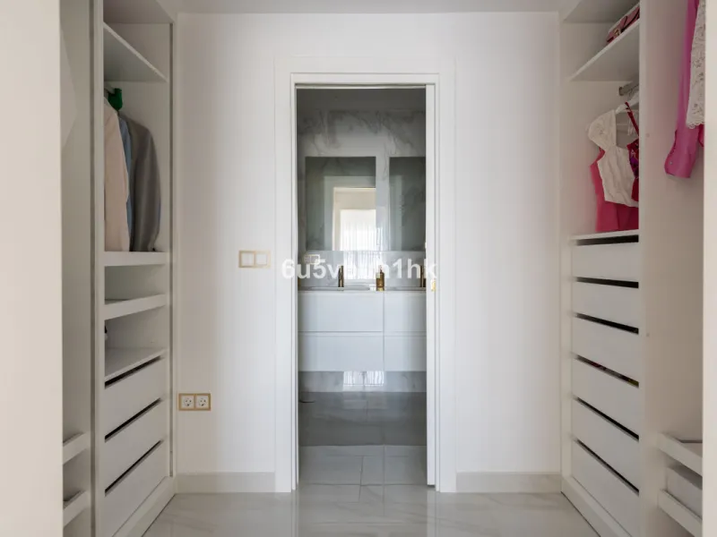 House - Townhouse в продаже в Marbella, Málaga. В доме 4 спален и 2 ванных комнат. Площадь дома 323 м². Площадь участка 282 м²