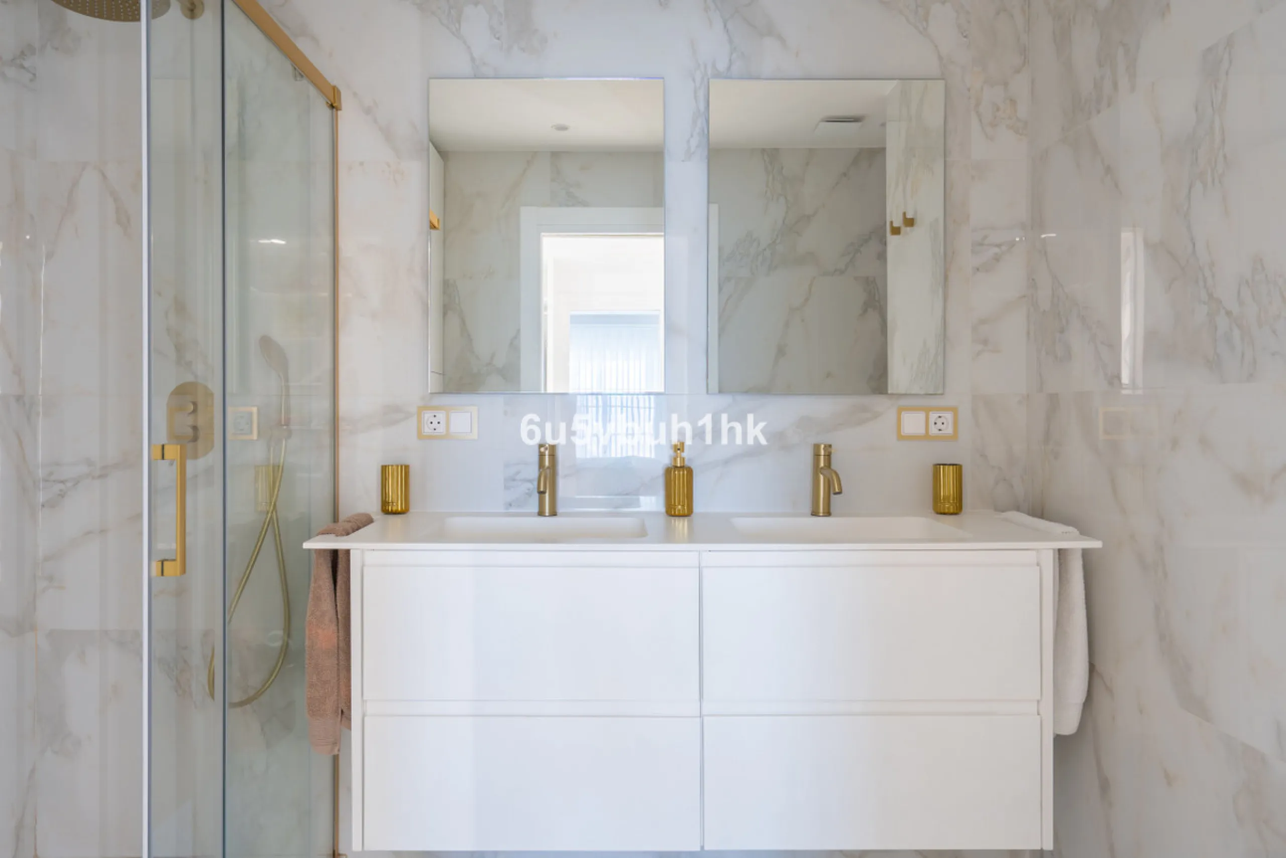 House - Townhouse в продаже в Marbella, Málaga. В доме 4 спален и 2 ванных комнат. Площадь дома 323 м². Площадь участка 282 м²