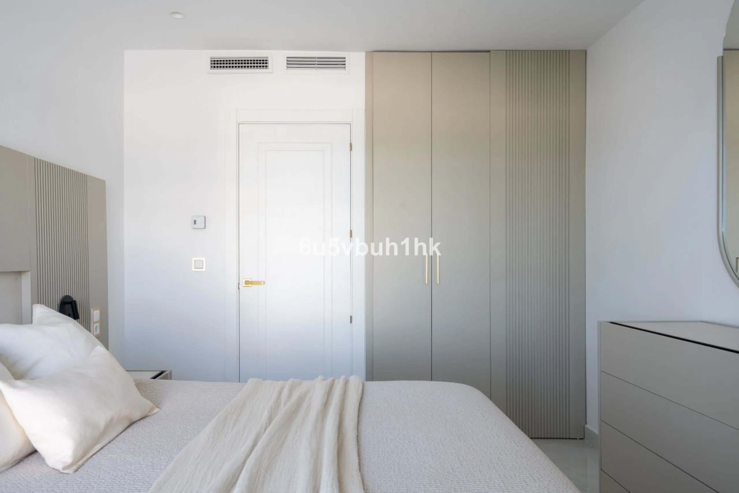 House - Townhouse в продаже в Marbella, Málaga. В доме 4 спален и 2 ванных комнат. Площадь дома 323 м². Площадь участка 282 м²