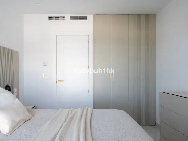 House - Townhouse в продаже в Marbella, Málaga. В доме 4 спален и 2 ванных комнат. Площадь дома 323 м². Площадь участка 282 м²