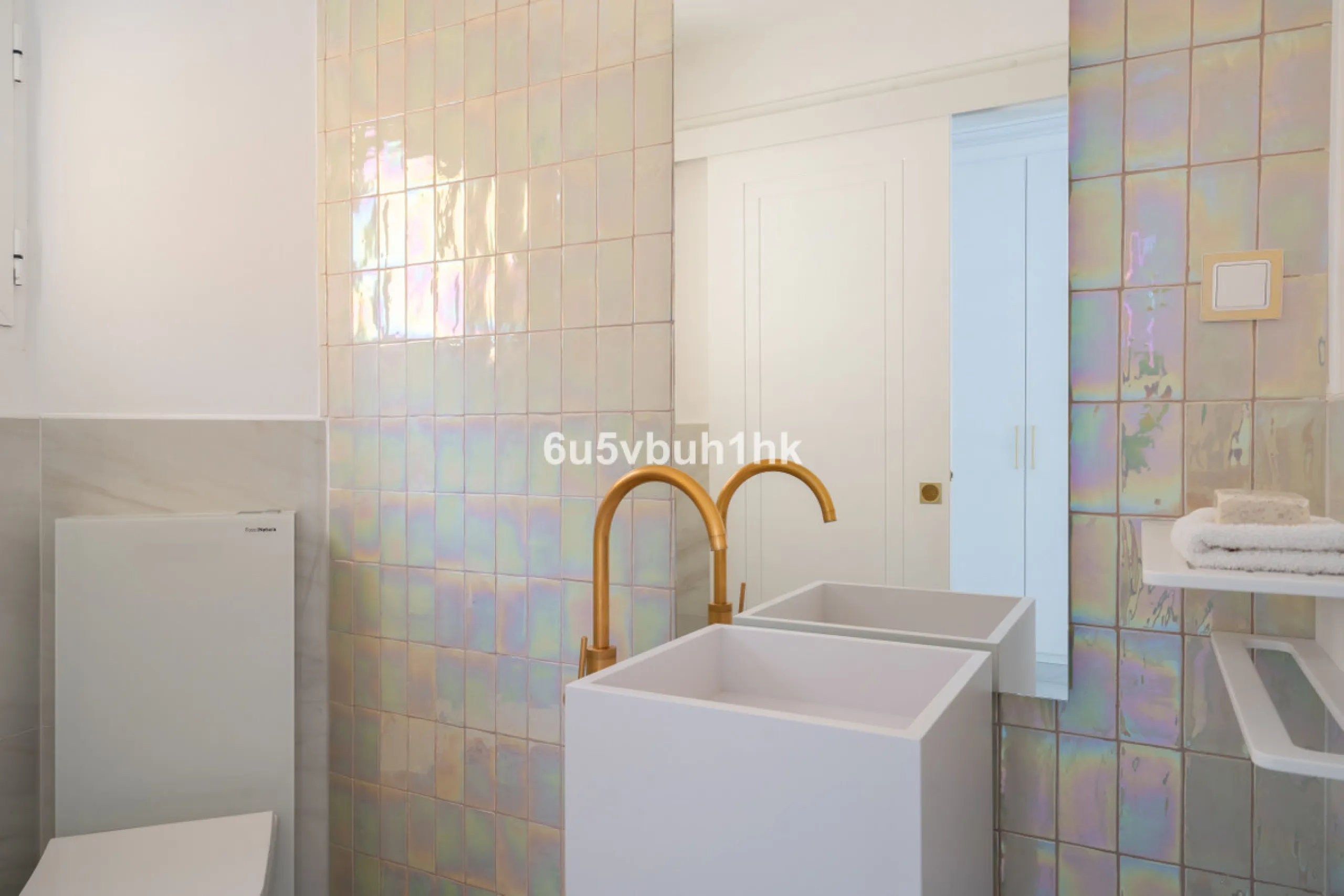 House - Townhouse в продаже в Marbella, Málaga. В доме 4 спален и 2 ванных комнат. Площадь дома 323 м². Площадь участка 282 м²