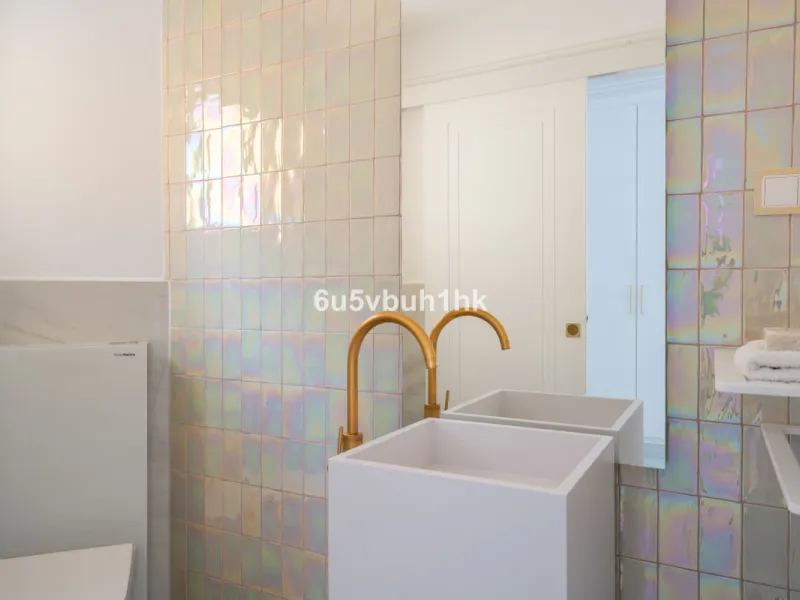 House - Townhouse в продаже в Marbella, Málaga. В доме 4 спален и 2 ванных комнат. Площадь дома 323 м². Площадь участка 282 м²