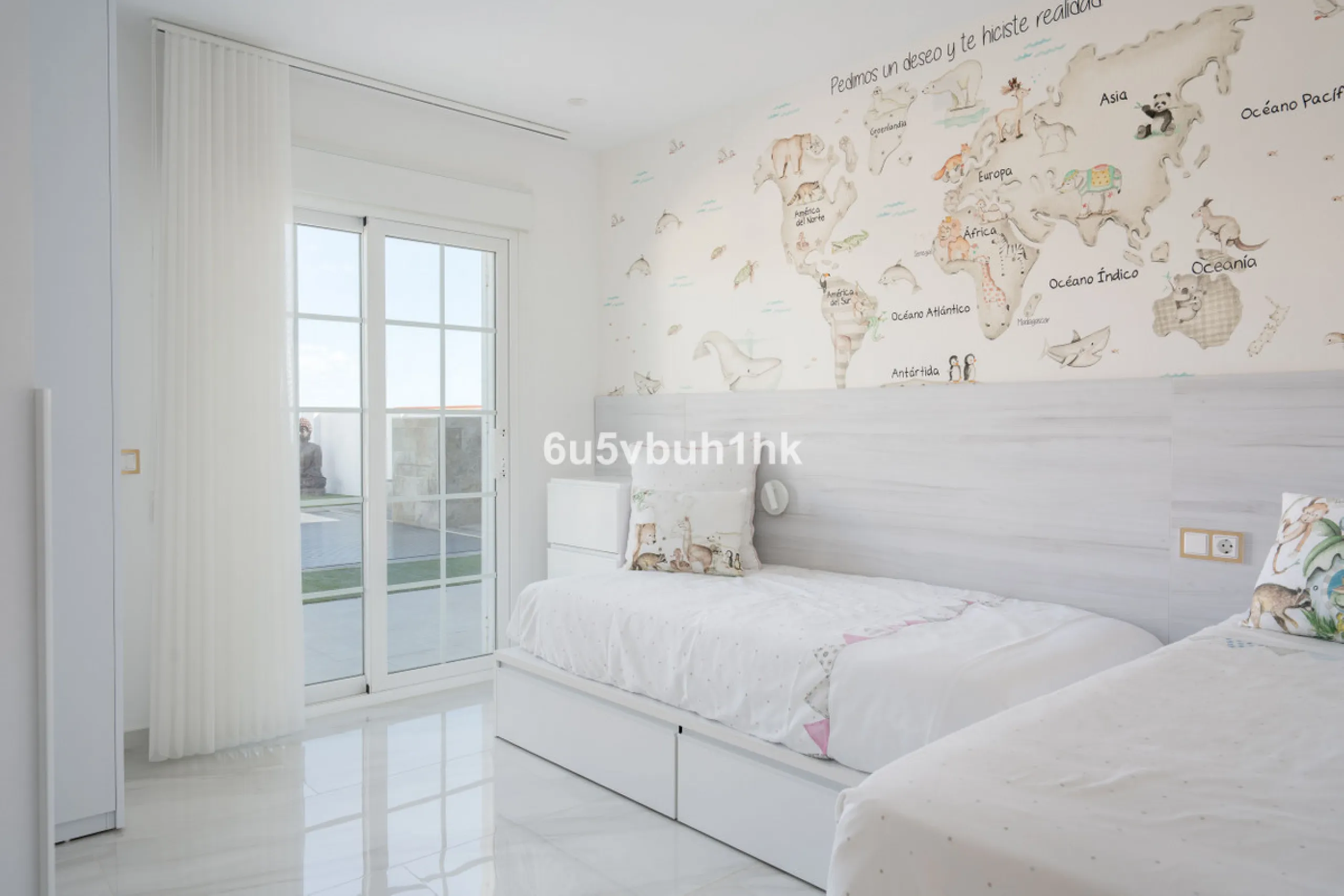 House - Townhouse в продаже в Marbella, Málaga. В доме 4 спален и 2 ванных комнат. Площадь дома 323 м². Площадь участка 282 м²