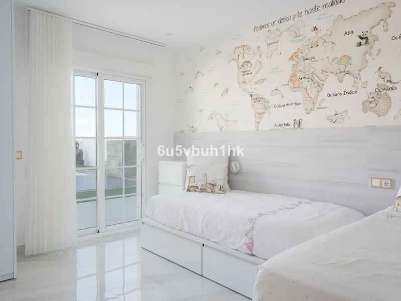 House - Townhouse в продаже в Marbella, Málaga. В доме 4 спален и 2 ванных комнат. Площадь дома 323 м². Площадь участка 282 м²