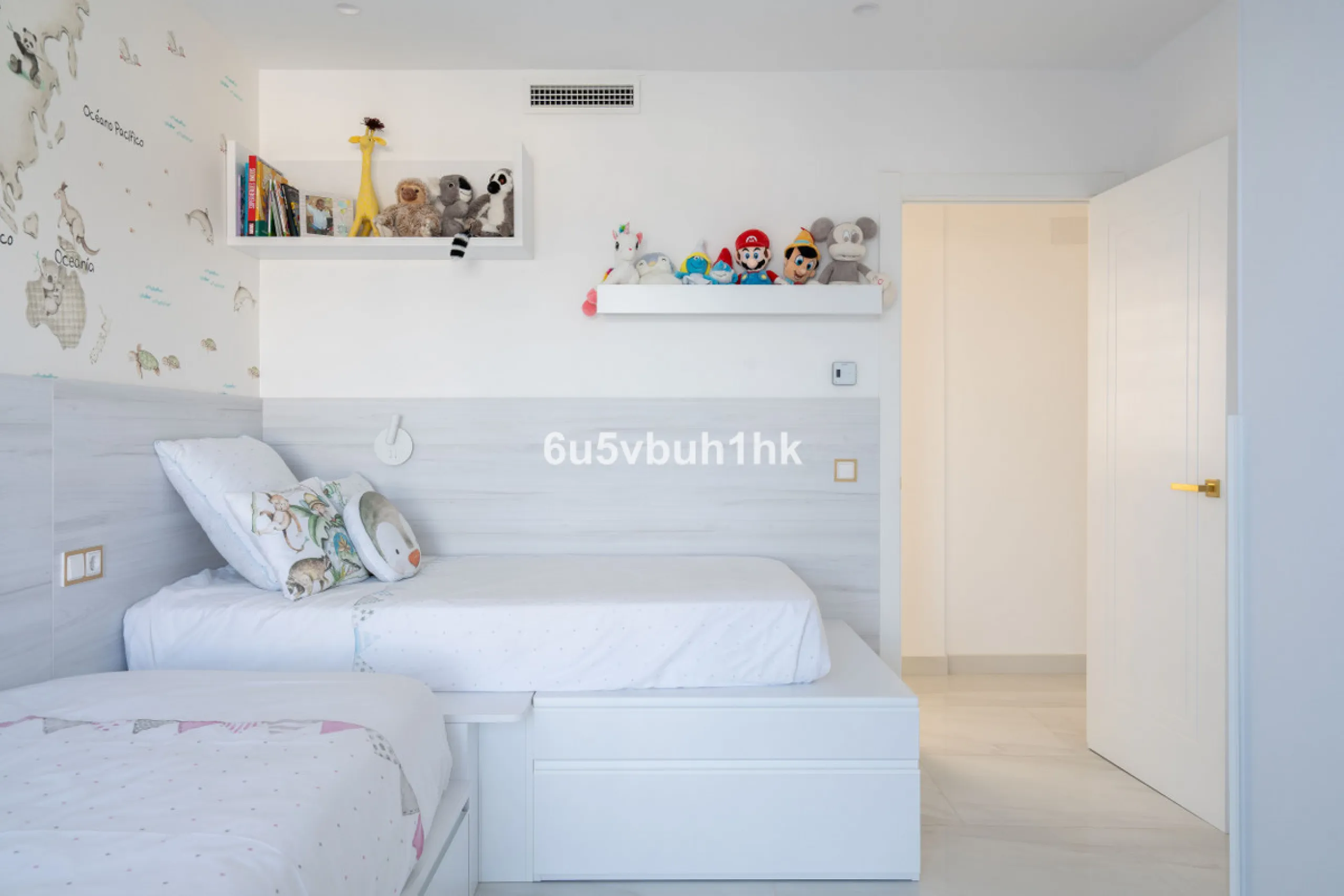 House - Townhouse в продаже в Marbella, Málaga. В доме 4 спален и 2 ванных комнат. Площадь дома 323 м². Площадь участка 282 м²
