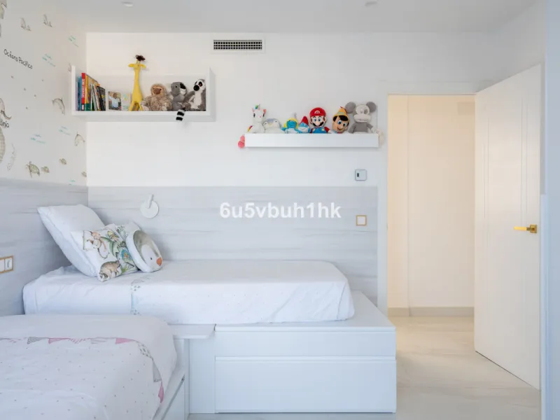 House - Townhouse в продаже в Marbella, Málaga. В доме 4 спален и 2 ванных комнат. Площадь дома 323 м². Площадь участка 282 м²