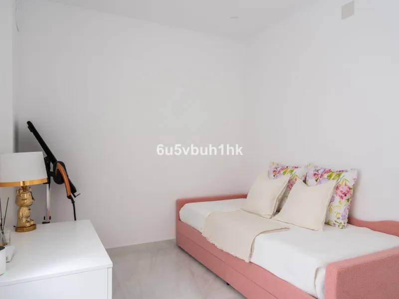 House - Townhouse в продаже в Marbella, Málaga. В доме 4 спален и 2 ванных комнат. Площадь дома 323 м². Площадь участка 282 м²