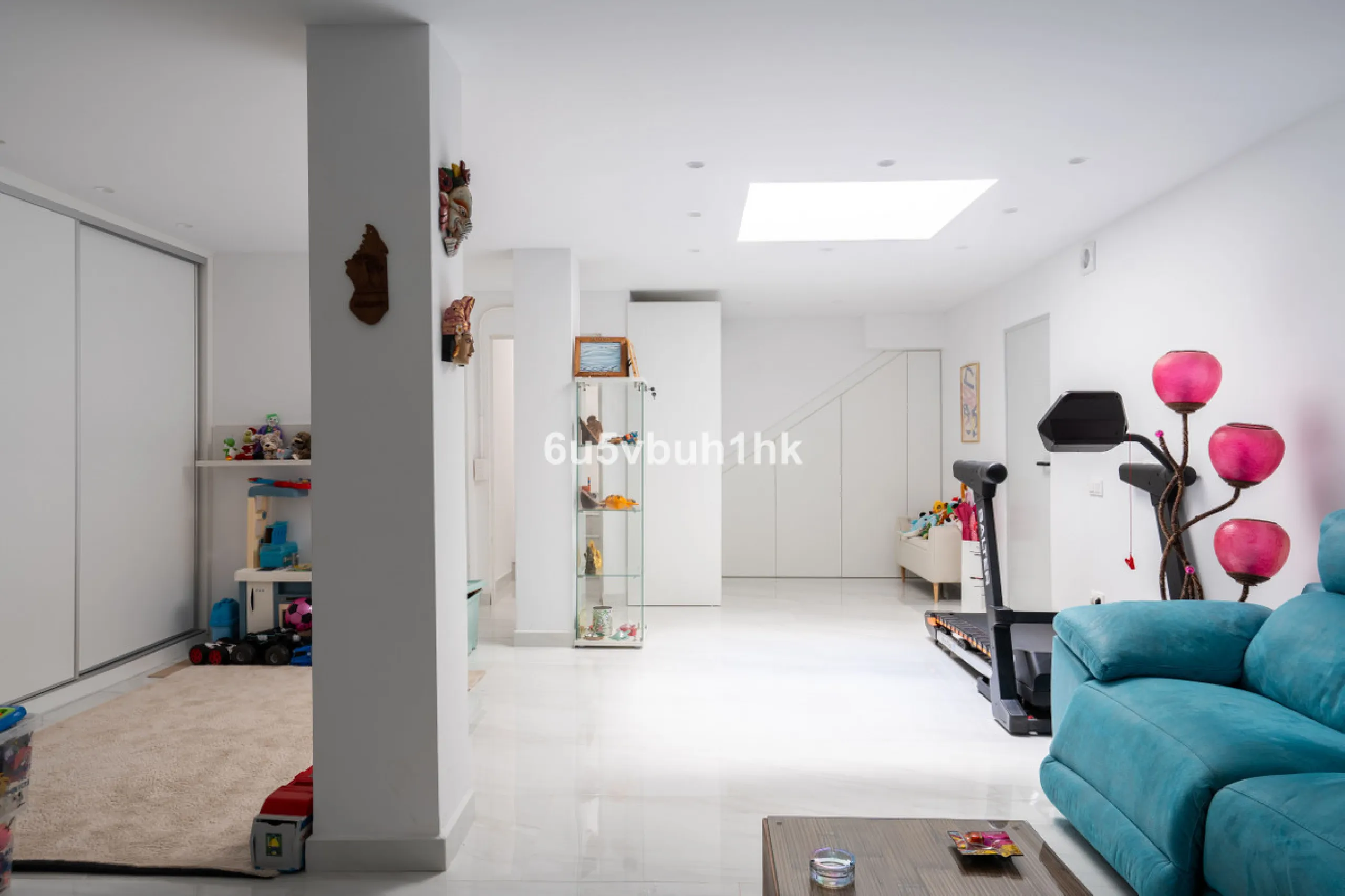House - Townhouse в продаже в Marbella, Málaga. В доме 4 спален и 2 ванных комнат. Площадь дома 323 м². Площадь участка 282 м²