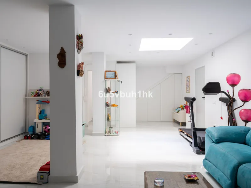 House - Townhouse в продаже в Marbella, Málaga. В доме 4 спален и 2 ванных комнат. Площадь дома 323 м². Площадь участка 282 м²