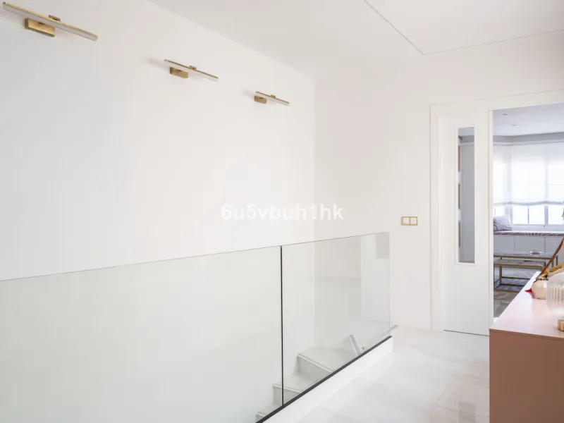 House - Townhouse в продаже в Marbella, Málaga. В доме 4 спален и 2 ванных комнат. Площадь дома 323 м². Площадь участка 282 м²