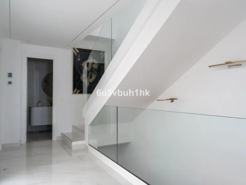House - Townhouse в продаже в Marbella, Málaga. В доме 4 спален и 2 ванных комнат. Площадь дома 323 м². Площадь участка 282 м²