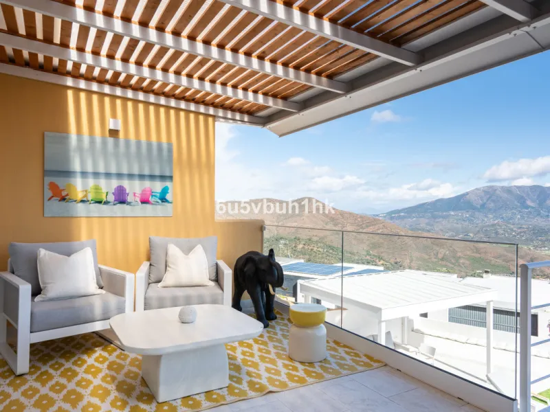 House - Townhouse в продаже в Marbella, Málaga. В доме 4 спален и 2 ванных комнат. Площадь дома 323 м². Площадь участка 282 м²