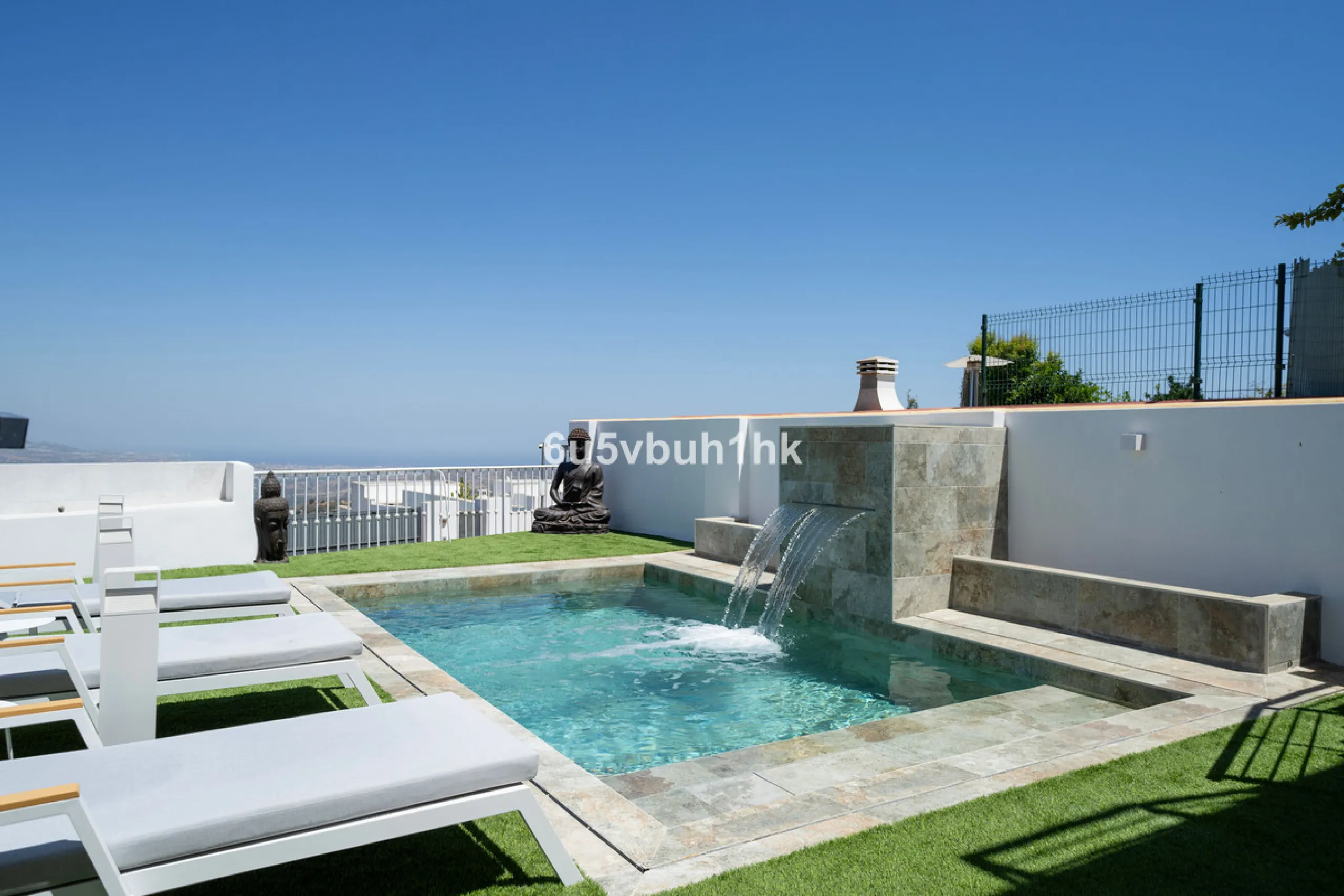 House - Townhouse в продаже в Marbella, Málaga. В доме 4 спален и 2 ванных комнат. Площадь дома 323 м². Площадь участка 282 м²